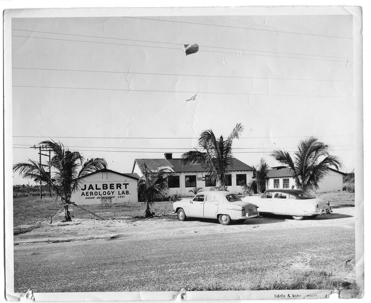 Domina Jalbert was een Canadese ingenieur en luchtvaartpionier die een belangrijke bijdrage leverde aan de vliegersport, met name op het gebied van parafoil-vliegers. Hieronder volgt een overzicht van zijn leven en invloed: