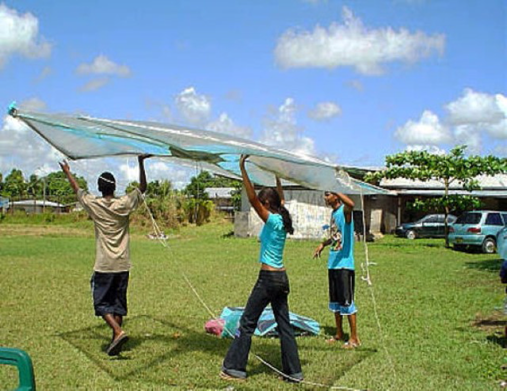 Surinaamse vlieger gemaakt van vliegerpapier