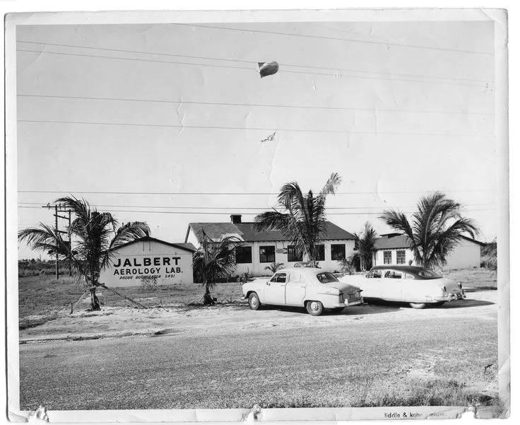 Domina Jalbert was een Canadese ingenieur en luchtvaartpionier die een belangrijke bijdrage leverde aan de vliegersport, met name op het gebied van parafoil-vliegers. Hieronder volgt een overzicht van zijn leven en invloed: